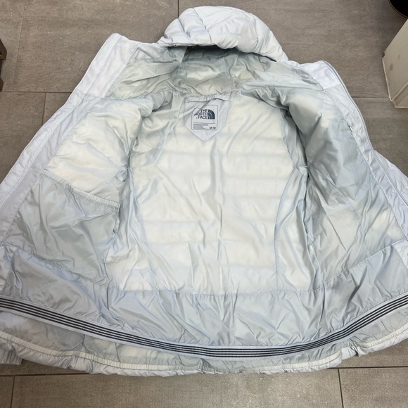 Like new! Women's Light Gray Puffer Jacket by The North Face - warm & stylish! - Picture 10 of 16